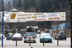 Werbebanner am Eisstadion Füssen